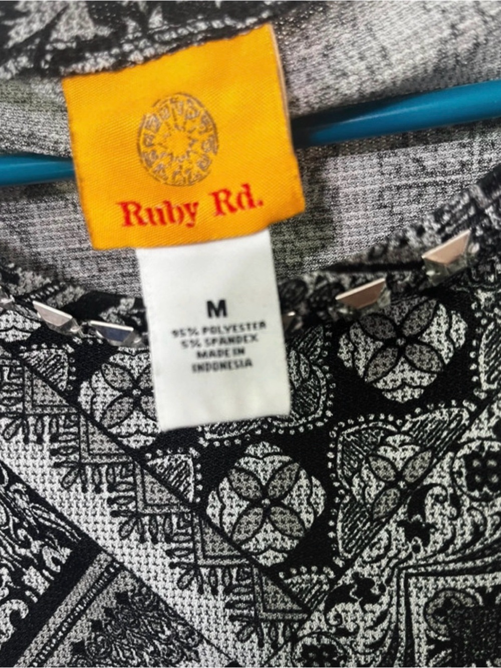 Ruby Rd. Black & Gray Patterned Long Sleeve Ruched Side Top - Picture 3 of 4